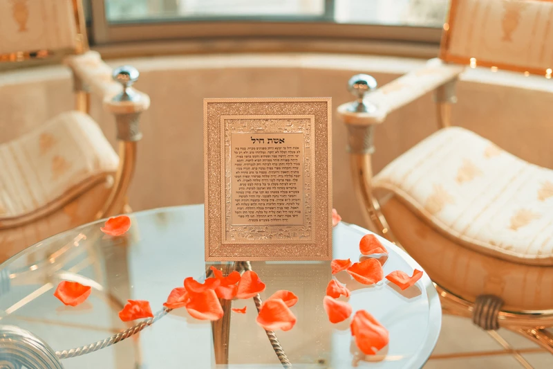 אשת חיל בצבע זהב