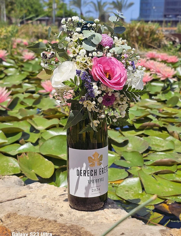 סידור פרחים על הבקבוק יין