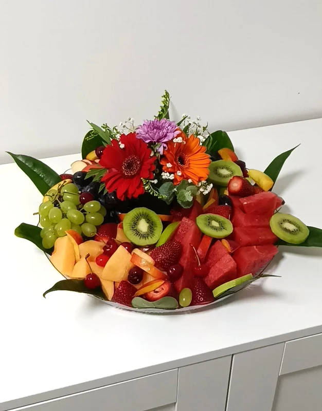 אם שבת מגש פירות עם סידור פרחים טעים ומהמם.25 צמידים או זרים לראש לבחירה