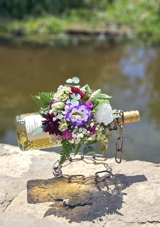 סידור פרחים ומעמד לבקבוק בצבע נחושת עתיקה עליכם לבחור יין שברצונכם