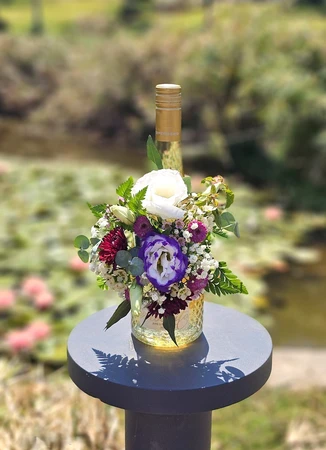 סידור פרחים לבקבוק יין