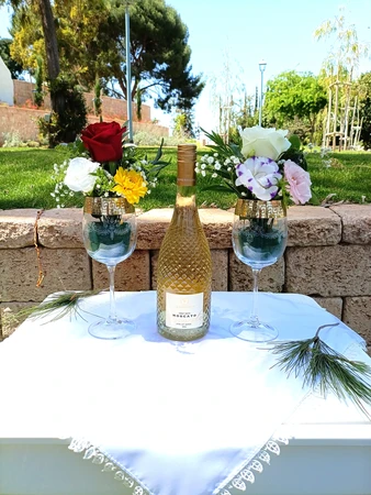 סידור פרחים לשתי כוסות יין